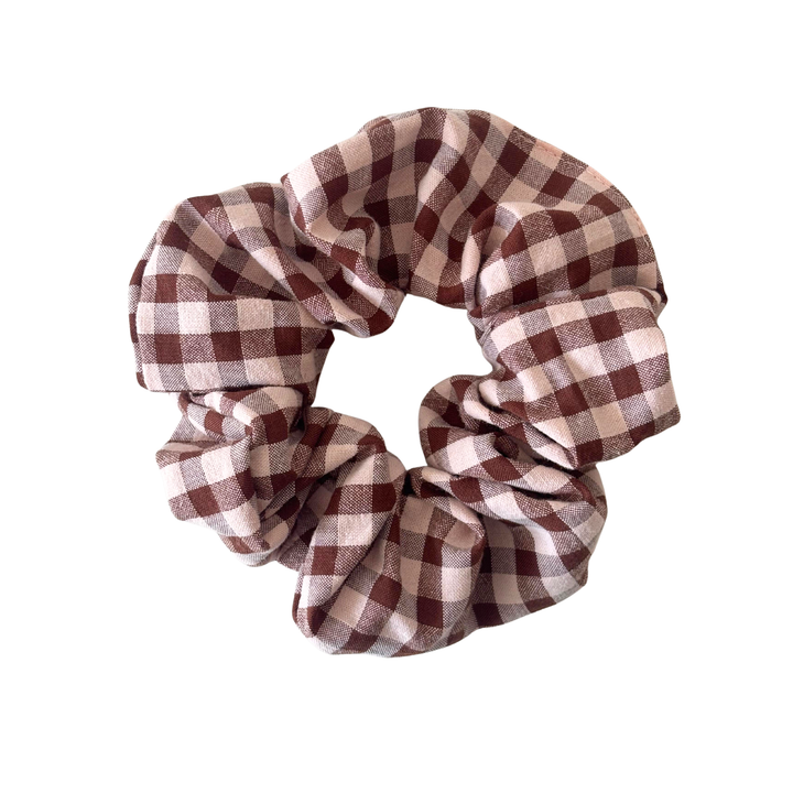 Scrunchie Karo Braun in Braun und Creme auf weissem Hintergrund