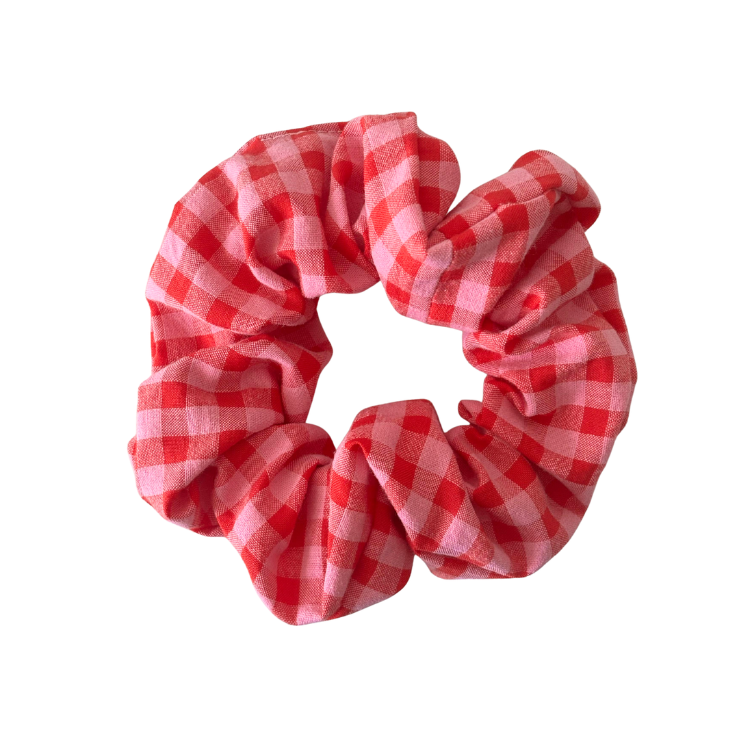 Scrunchie Karo Rot in Rot und Rosa auf weissem Hintergrund